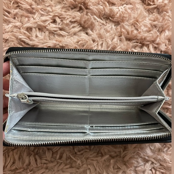 MICHAEL KORS Patent Leather, Black Zip Round Wallet - Picture 2 of 4